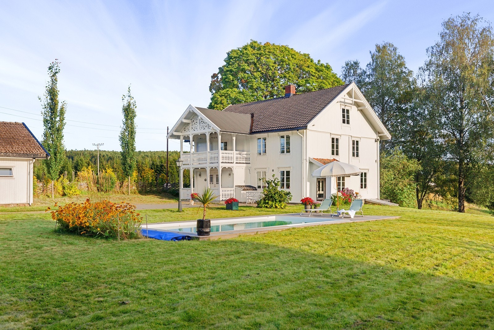 Hovedhuset har beholdt sin opprinnelige stil med flott utsmykking. Galleribilde
