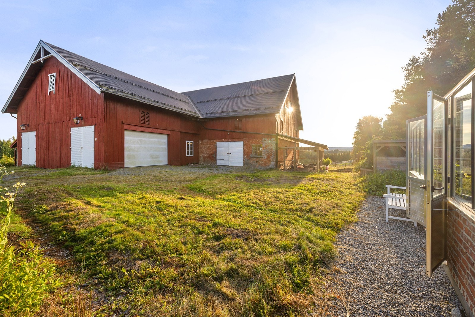 Låve med dobbel garasje. Det er for øvrig godt med biloppstillingsmuligheter på egen eiendom. Galleribilde