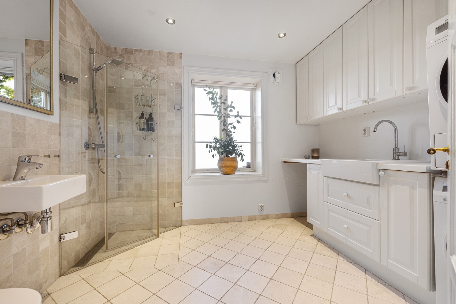 Delikat bad/vaskerom i 1. etasje med flislagt gulv. Galleribilde