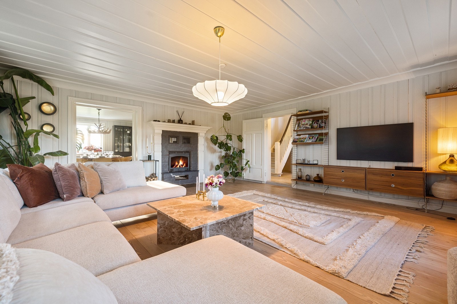 I stuen er det også peisovn for vedfyring. Galleribilde