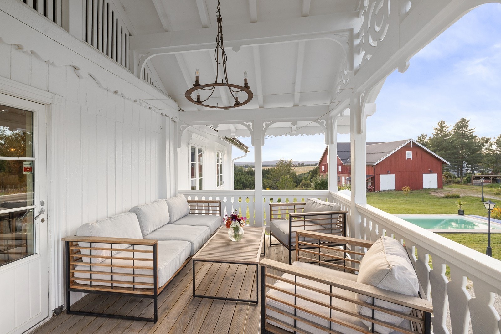 Romslig overbygget balkong på ca. 14 kvm med god plass til utemøblement. Galleribilde