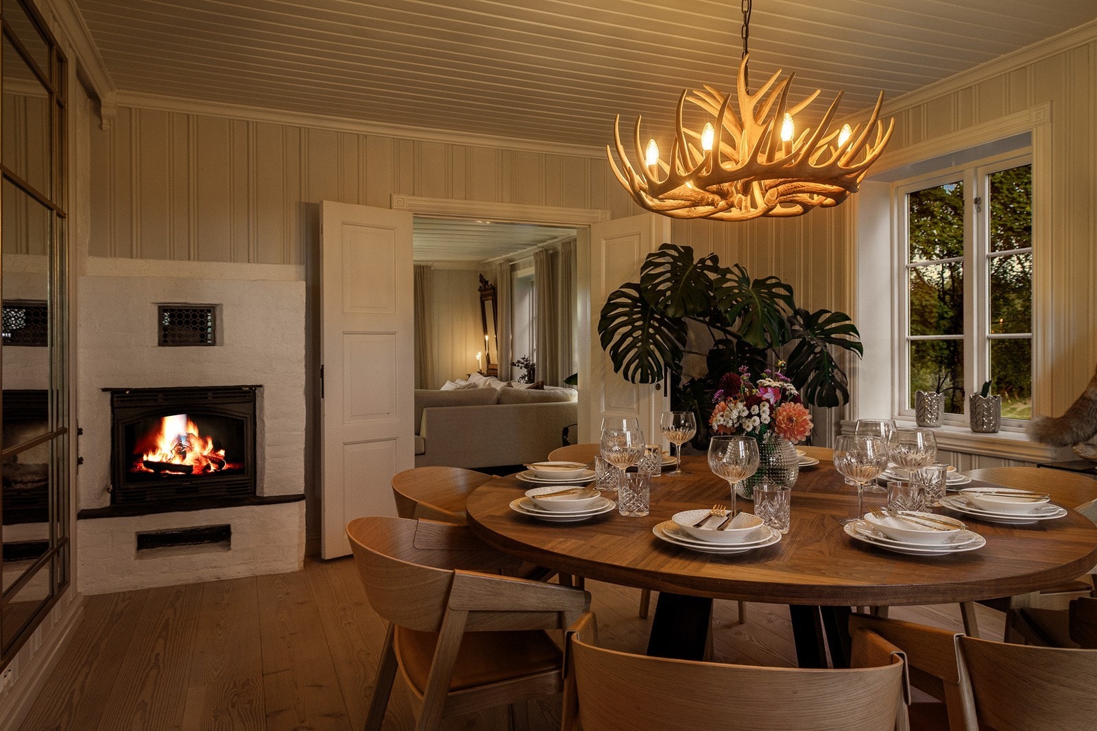 I spisestuen er det også ildsted - koselig på kalde vinterkvelder. Galleribilde