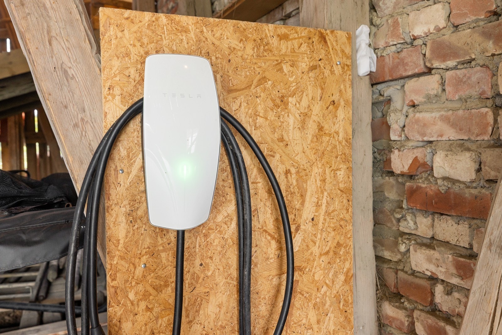 Garasje i låven med Tesla el-bil lader. Galleribilde