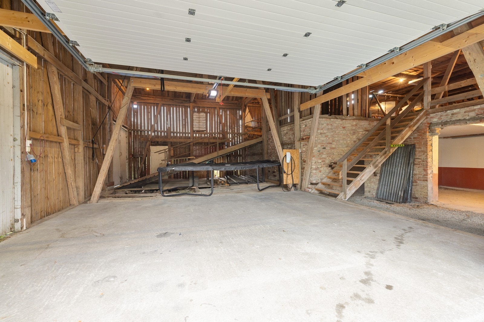 Låven består av bla. flere lagerrom, verksted, garasje, eldre fjøs, loft m.m. Galleribilde