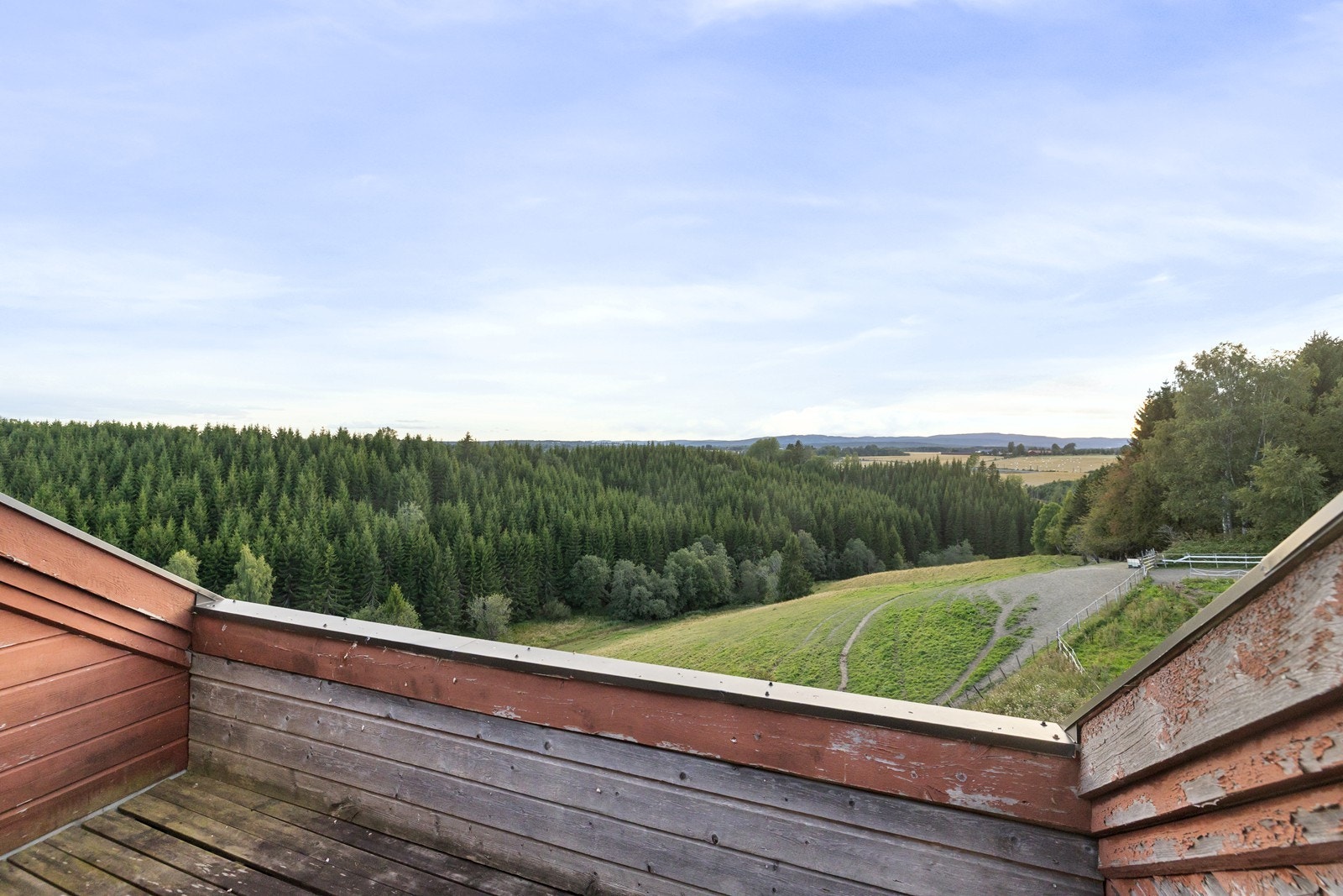 Mulighet for å observere fantastiske solnedganger fra eiendommen. Her fra balkong i låven. Galleribilde
