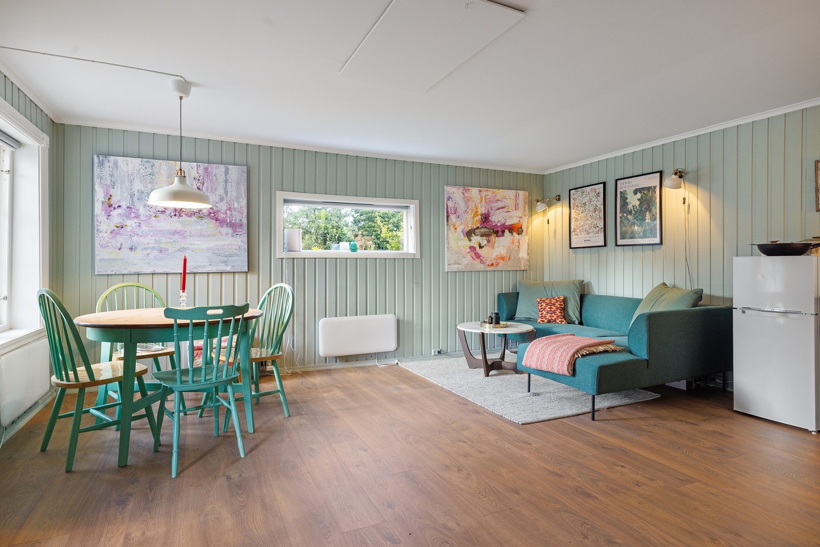 Drengstuen er lys og trivelig og består av vindfang, stue/kjøkken, bad og soverom. Galleribilde