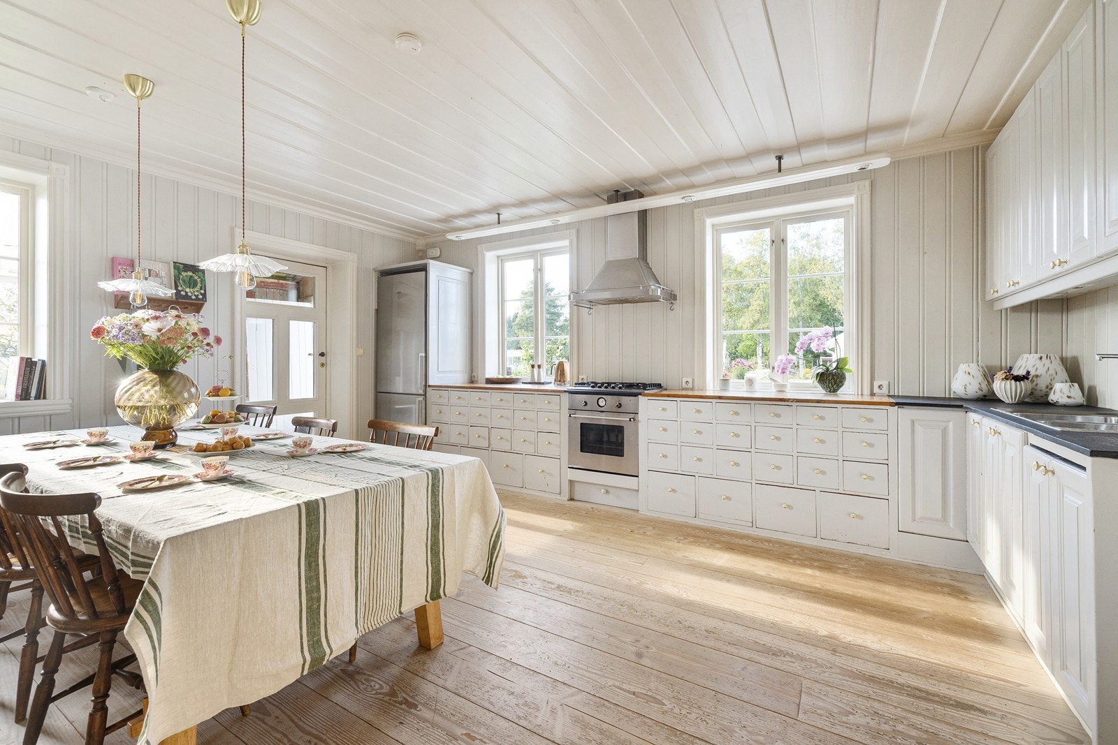 Boligen har et stort og velutstyrt kjøkken i tradisjonell stil. Galleribilde