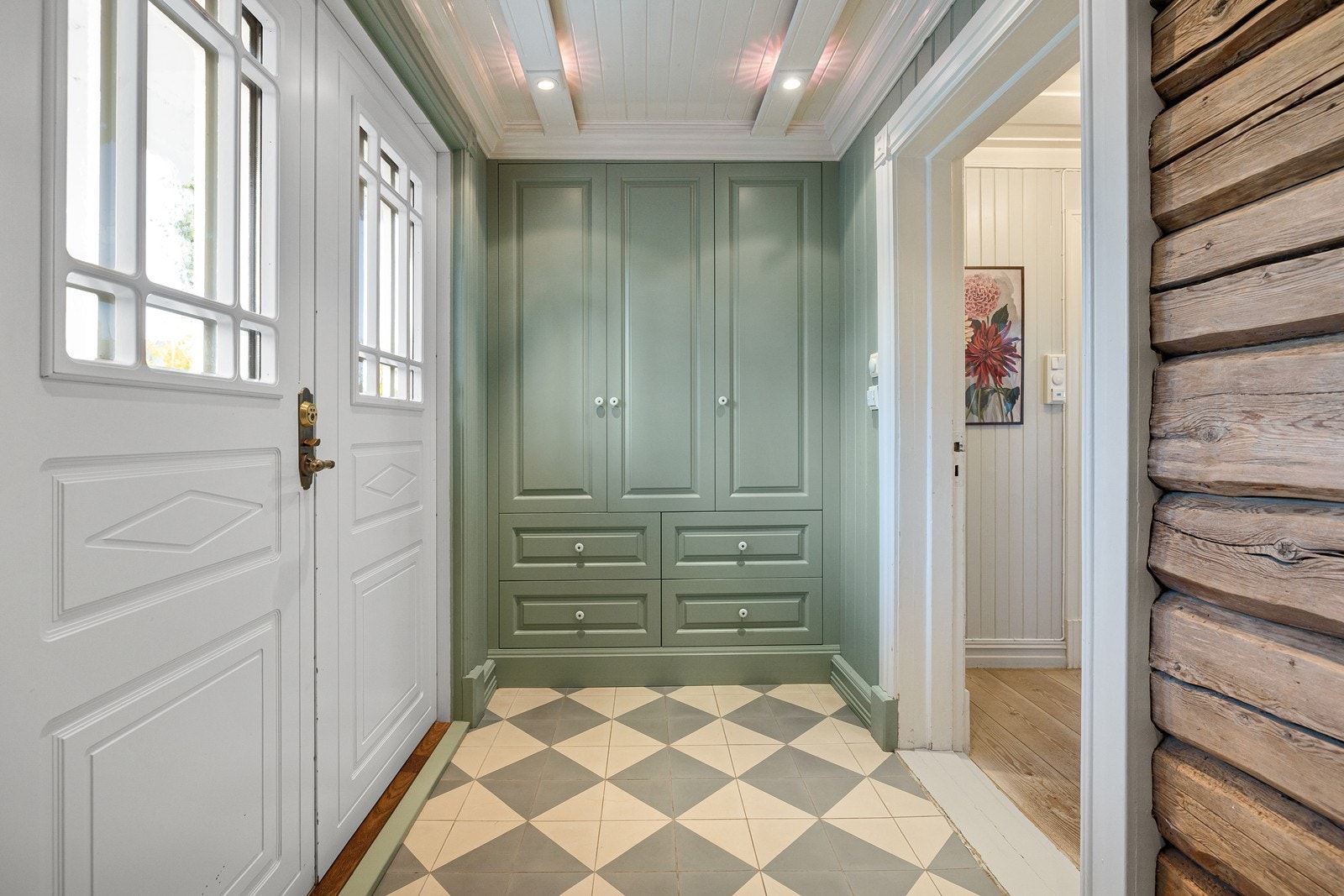 Entreen har tilhørende garderobeskap som er bygget av Krestensrud innredning. Galleribilde