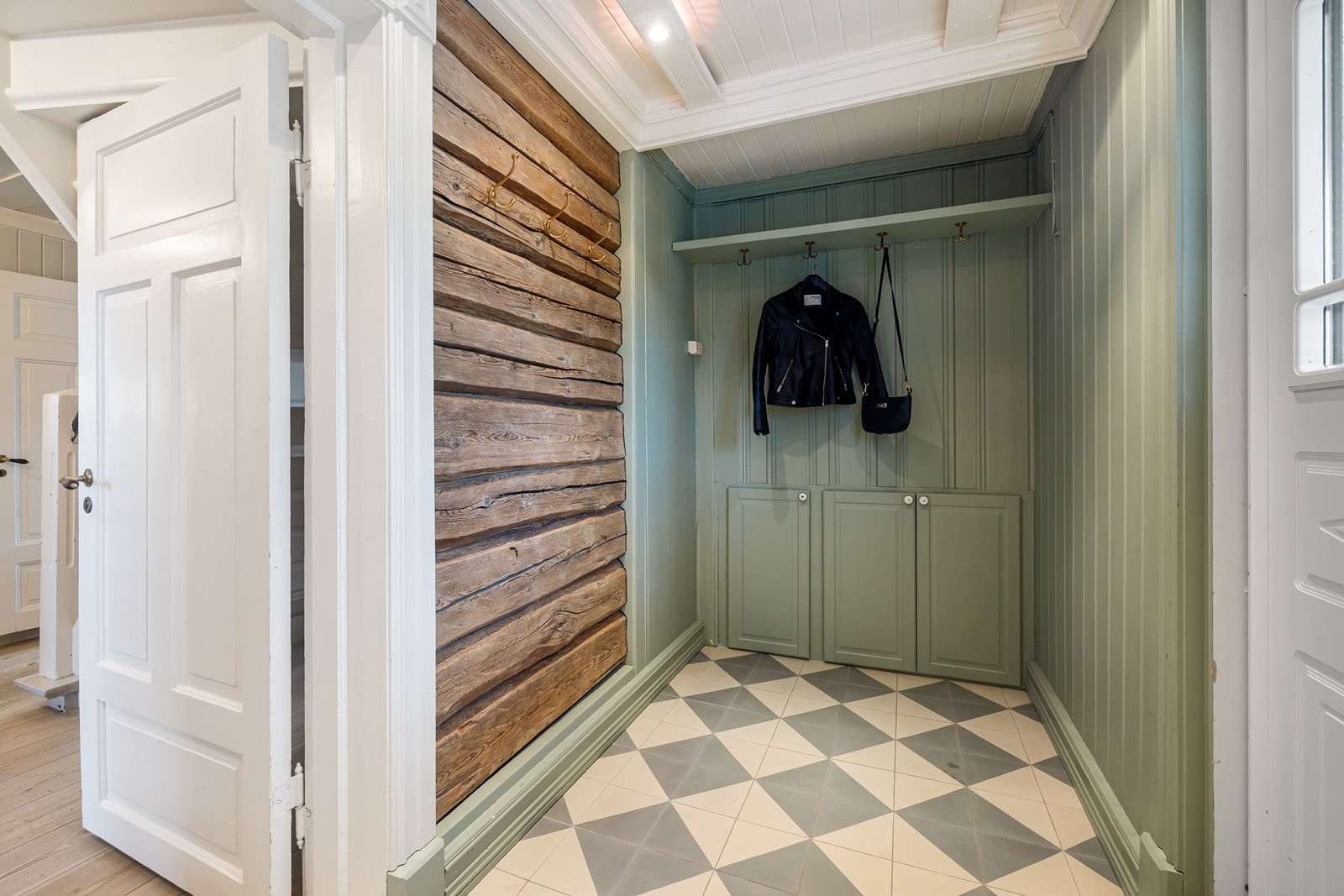 Entre med plass til å henge fra seg yttertøyet. Galleribilde