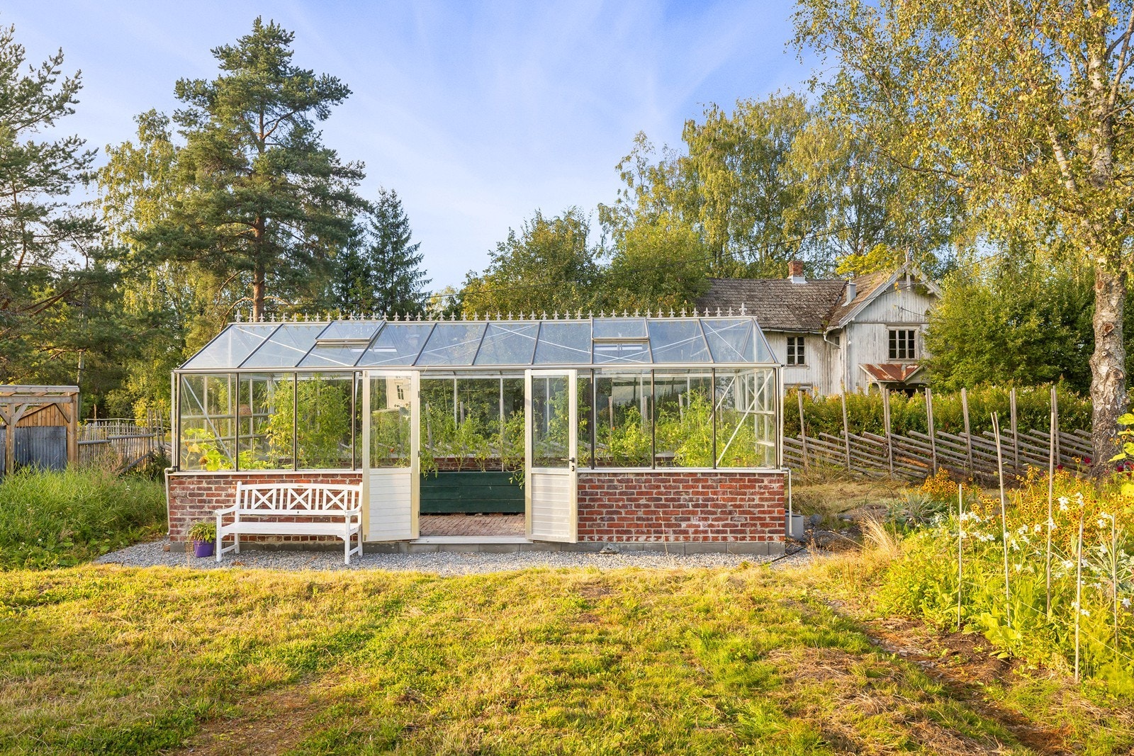 Drivhuset ble oppført i 2021, og har betongfundament og glassvegger. Galleribilde