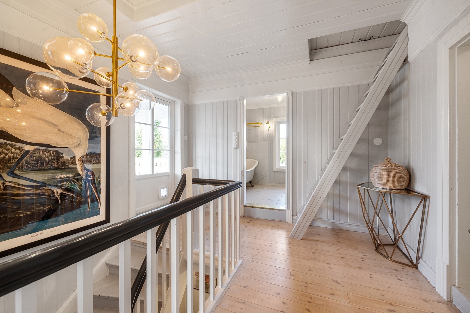 I 2. etasje finner du 4 soverom, loftstue/bibliotek og bad. Det er også adkomst til loft. Galleribilde