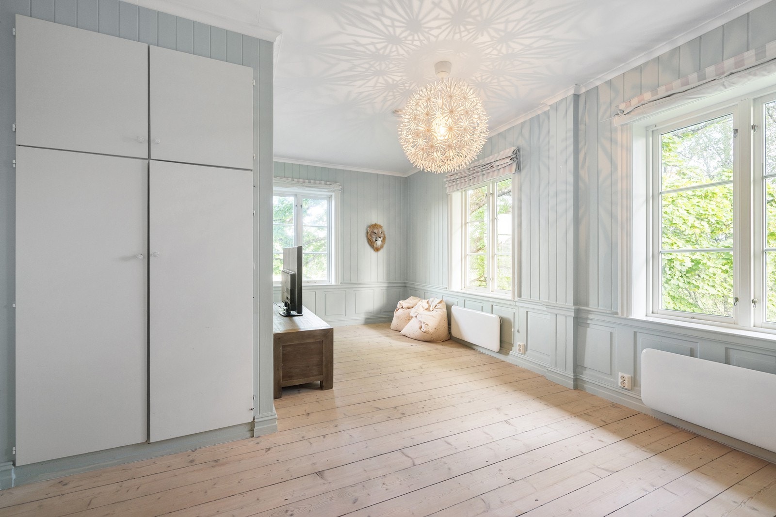 Soverom med garderobeskap. Galleribilde