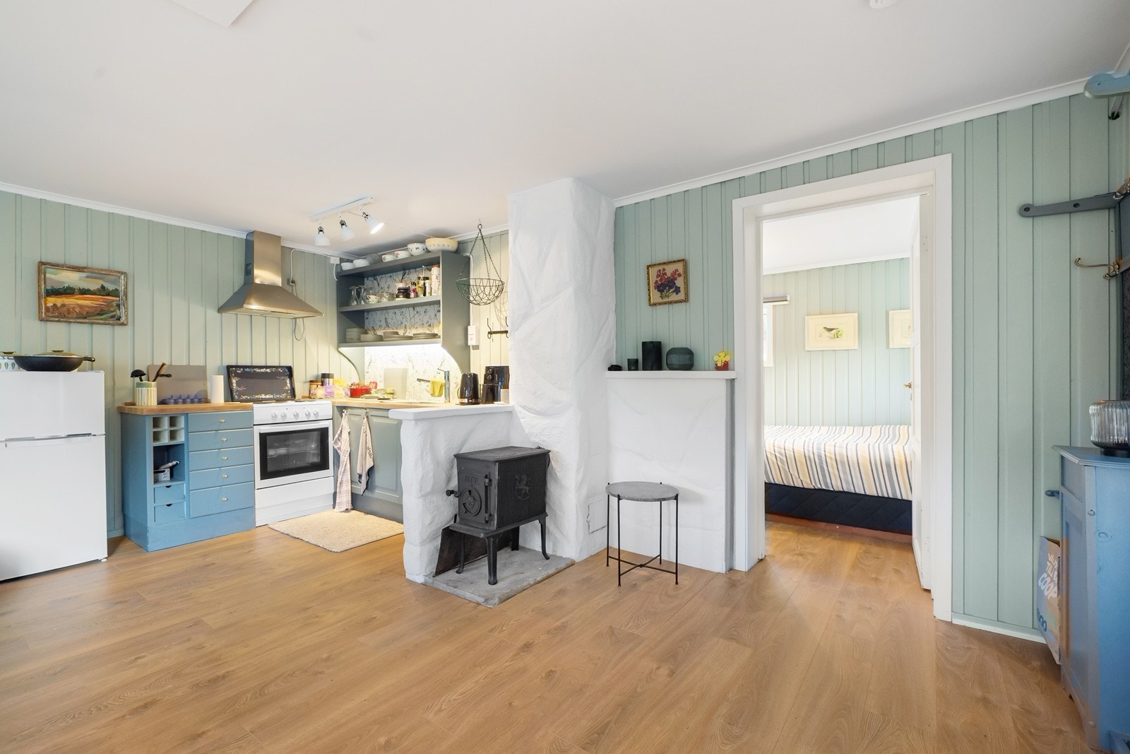 Koselig kjøkkenkrok med tilhørende komfyr, oppvaskmaskin og kjøleskap. Galleribilde