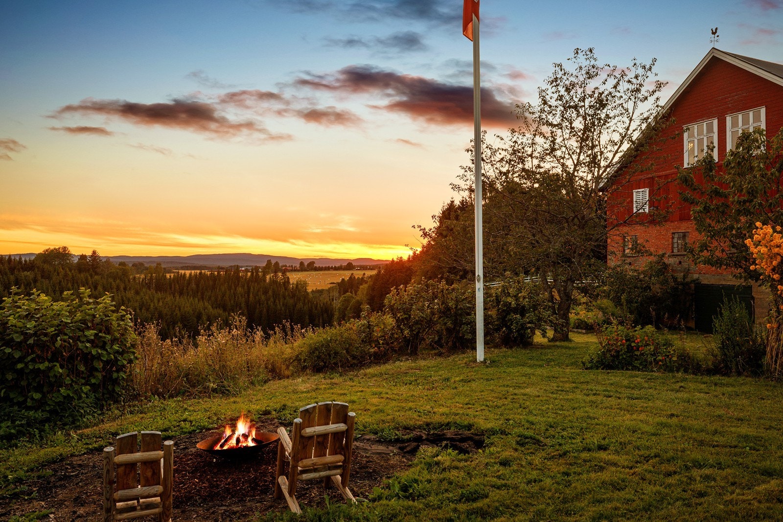 I hagen er det flaggstang, og her det for. eks plass til bålpanne som kan nytes til solnedgangen. Galleribilde