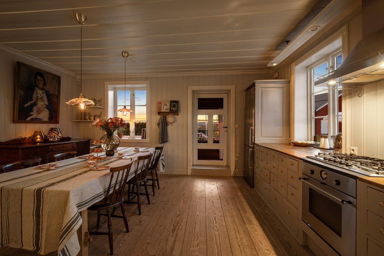 Kjøkkeninnredningen har malte fronter av tre. Det er kjøpmannsdisker med skuffer supplert med overskap. Det er integrert stekeovn og platetopp med gassbluss. Galleribilde