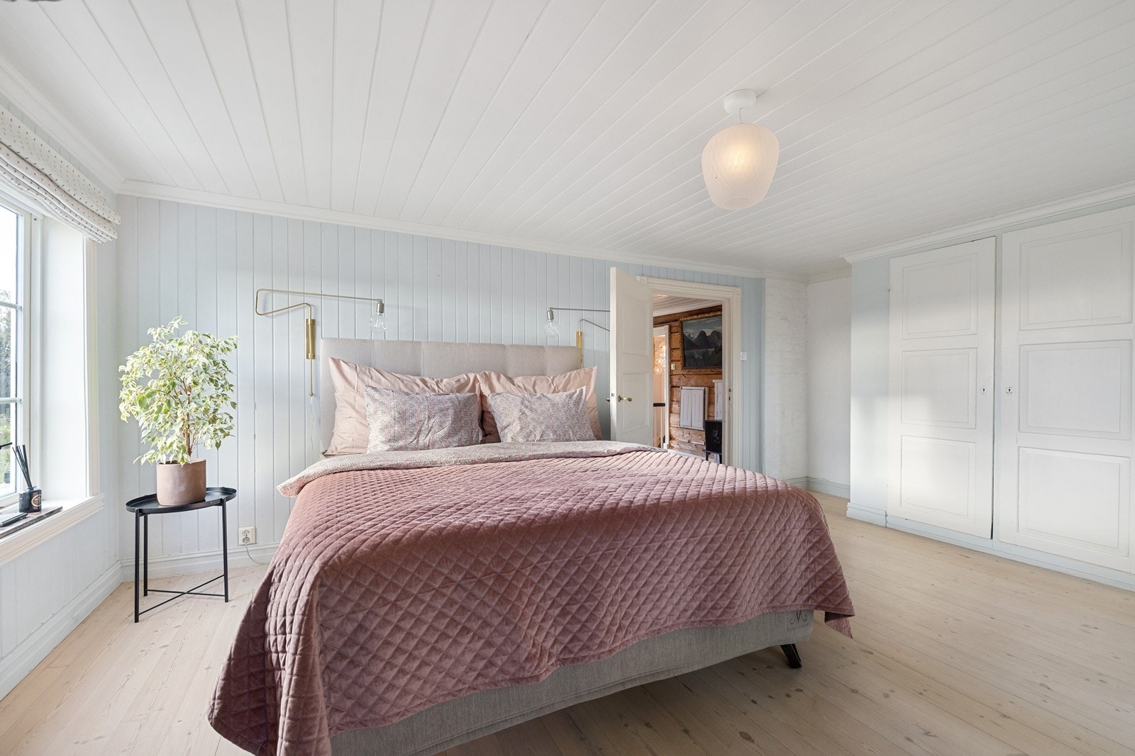 I hovedsoverommet er det plassbygde klesskap med god oppbevaringsplass. Galleribilde