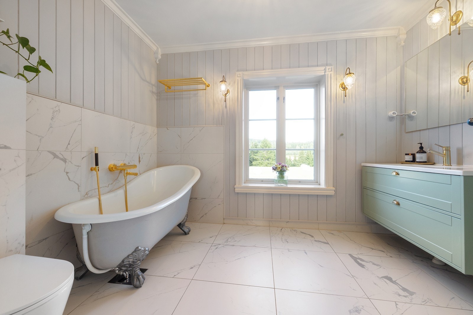 Delikat bad i 2.etg med flislagt gulv og gulvvarme. Badet ble pusset opp i 2019 og holder en god standard. Galleribilde