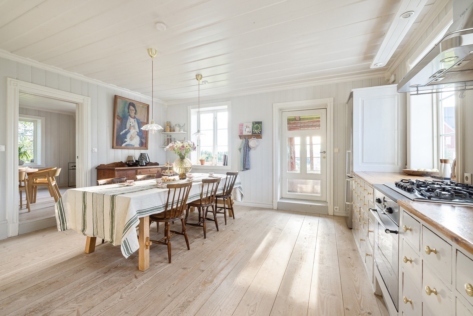 Fra kjøkkenet er det adkomst via terrassedør til vedskjul. Galleribilde