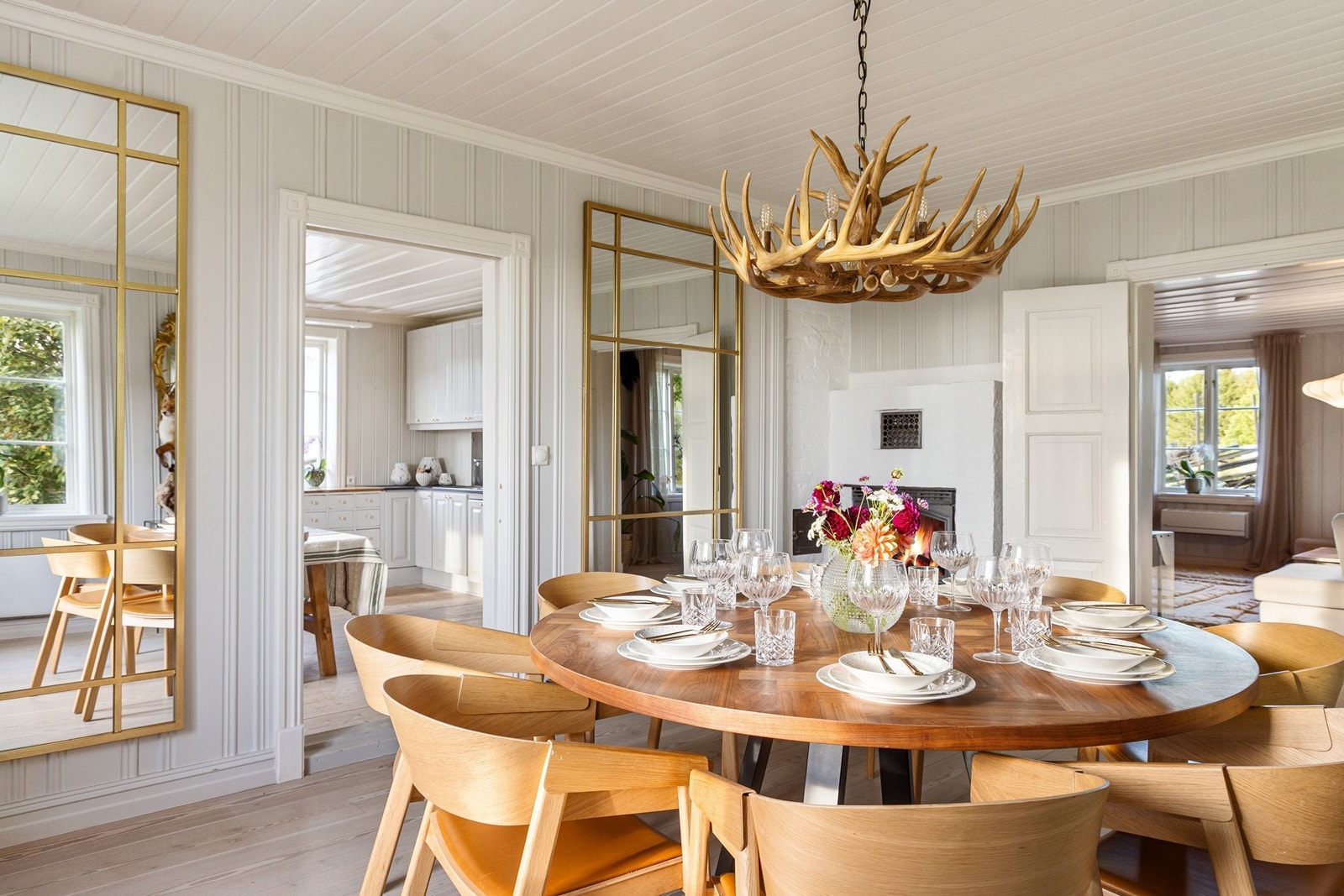 Utenfor kjøkkenet finner du spisestuen. Galleribilde