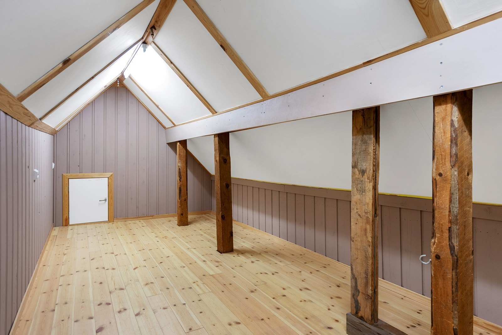 God plass til lagring på loftet. Det er også knevegger for lagring. Galleribilde