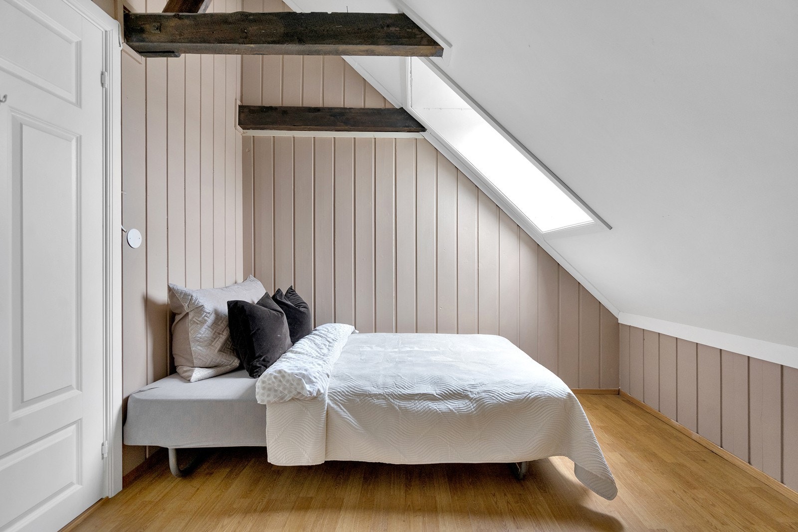Soverom 3 med synlige bjelker. Galleribilde