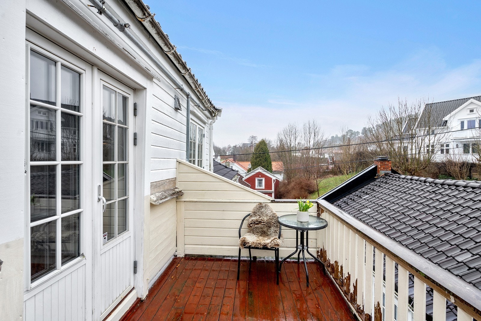 Solrik veranda med plass til hagemøbler. (Verandarekke er under en malingsrunde). Galleribilde