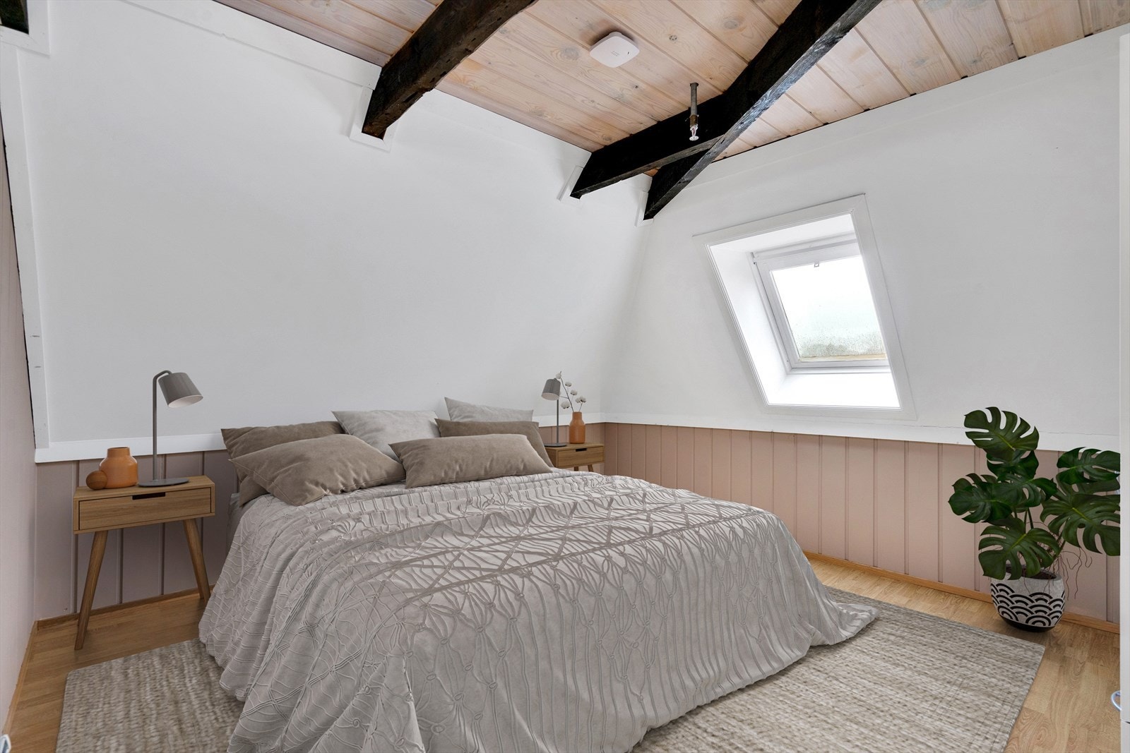 Hovedsoverom med flotte bjelker og takvindu. Bildet er digitalt stylet. Galleribilde