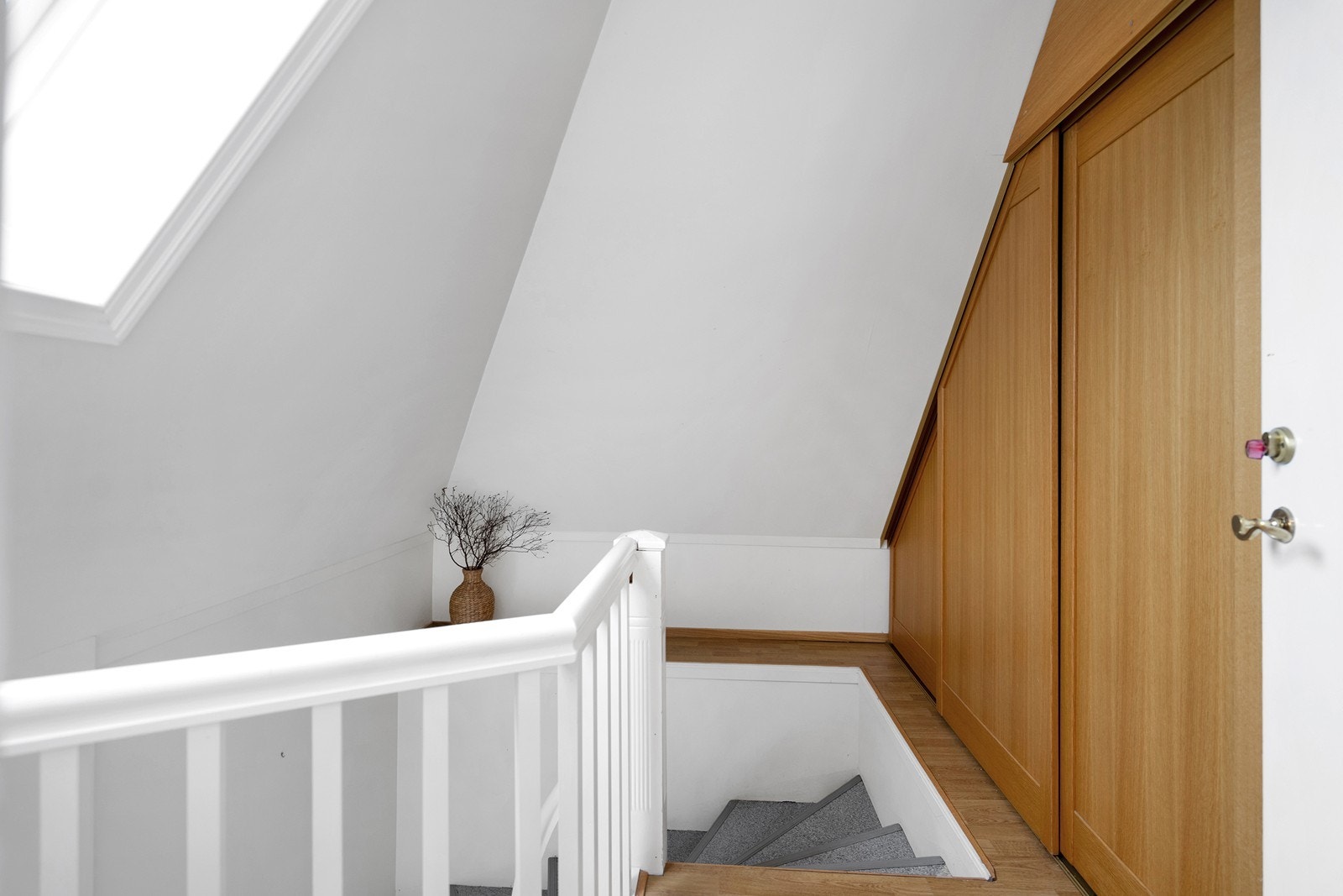 Trappeoppgang til leiligheten. Til høyre er det garderobe. Galleribilde