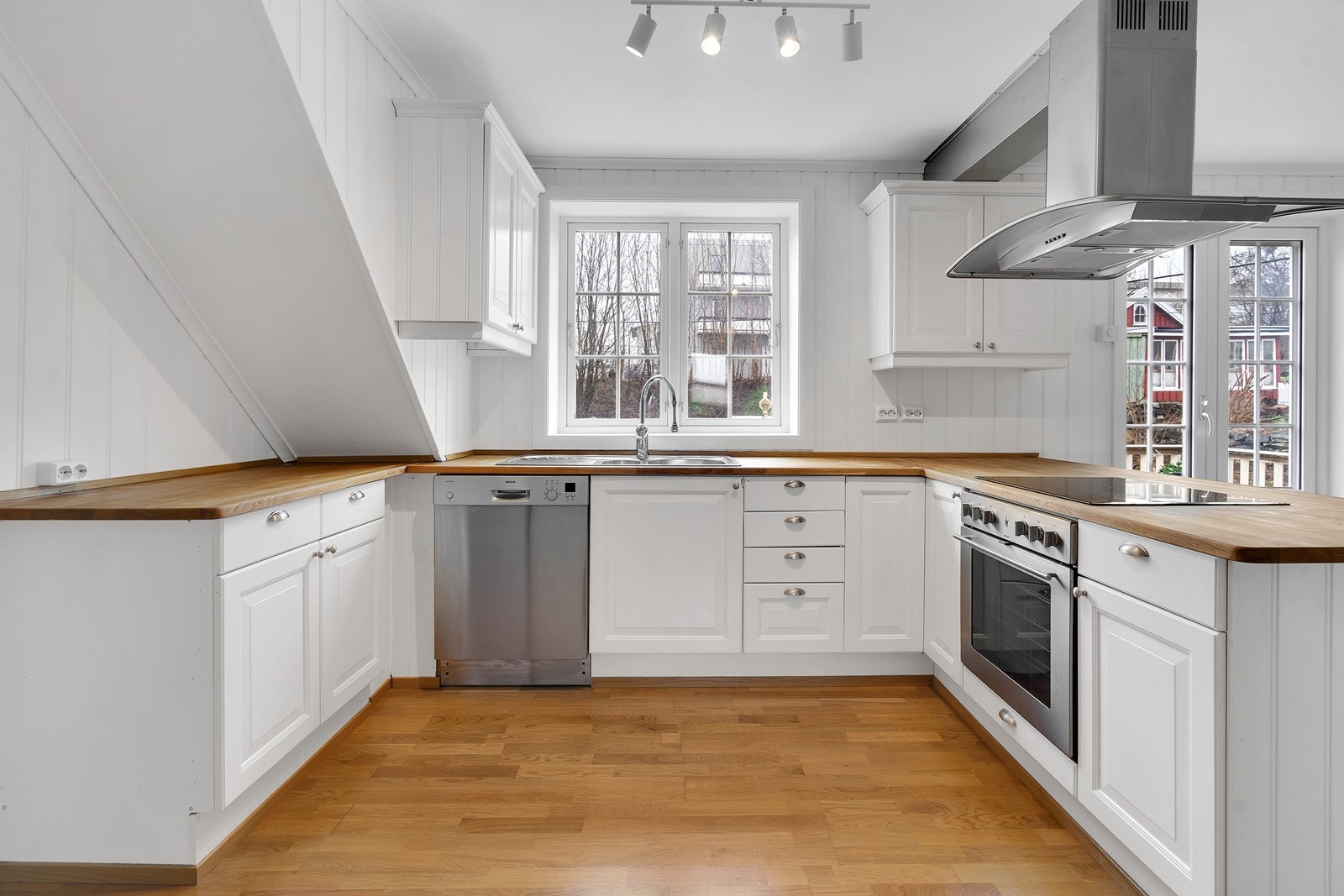 Romslig kjøkken med stekeovn, platetopp, oppvaskmaskin medfølger handelen. På kjøkkenet er det godt med naturlig dagslys. Galleribilde