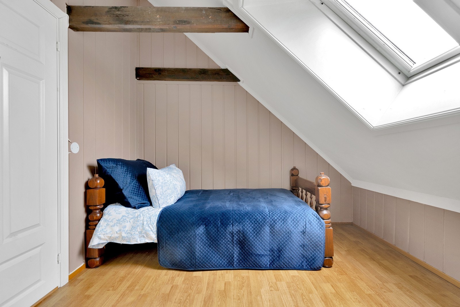 Soverom 2 har god plass til seng. Galleribilde