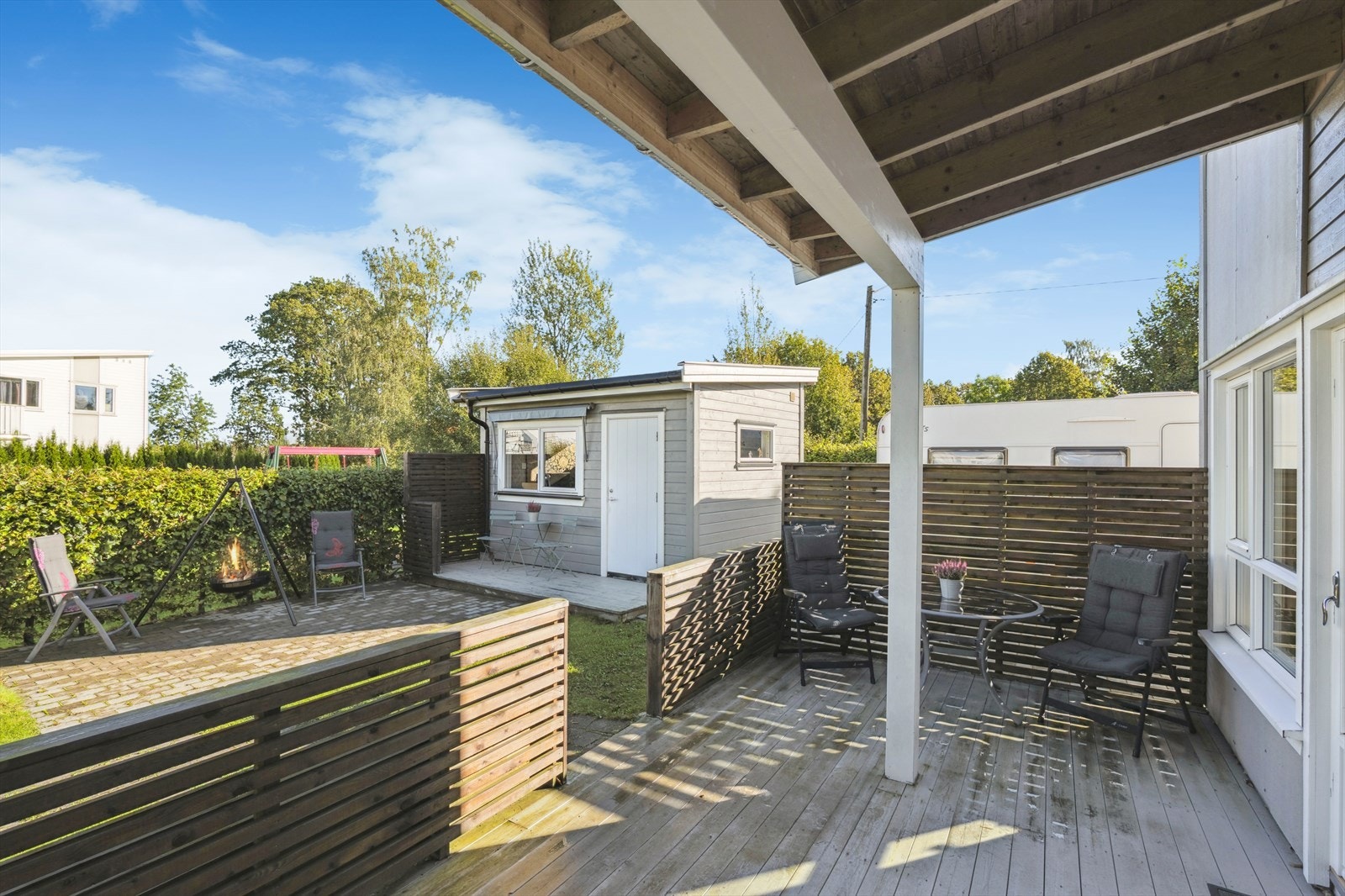 Overbygget og romslig terrasse med fine solforhold fra tidlig ettermiddag til kveld. Galleribilde