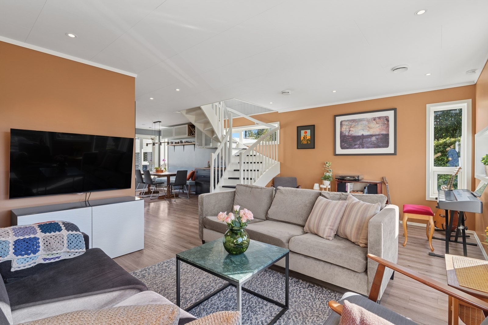 Koselig stue med plass til stor sofa og flere oppbevaringsmøbler. Galleribilde