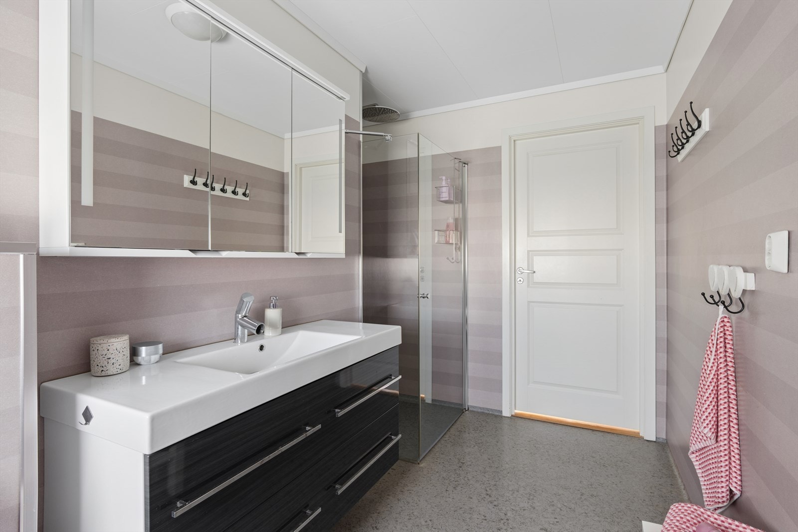 Det er varmekabler i gulvet på begge bad. Galleribilde