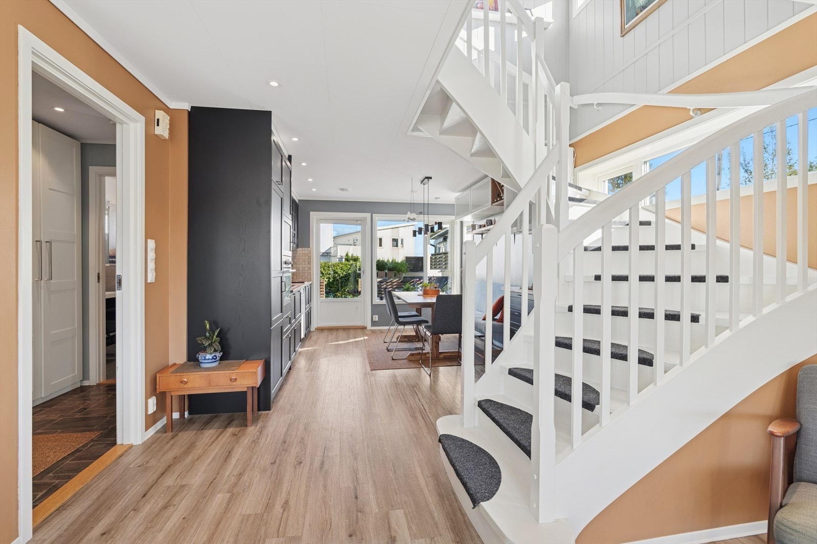 Boligen har en fin planløsning med luftige rom og gode lysforhold. Galleribilde