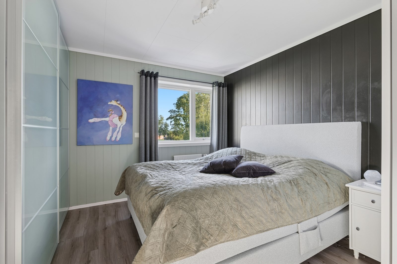 Hovedsoverom med fin skyvedørsgarderobe og god plass til dobbeltseng. Galleribilde