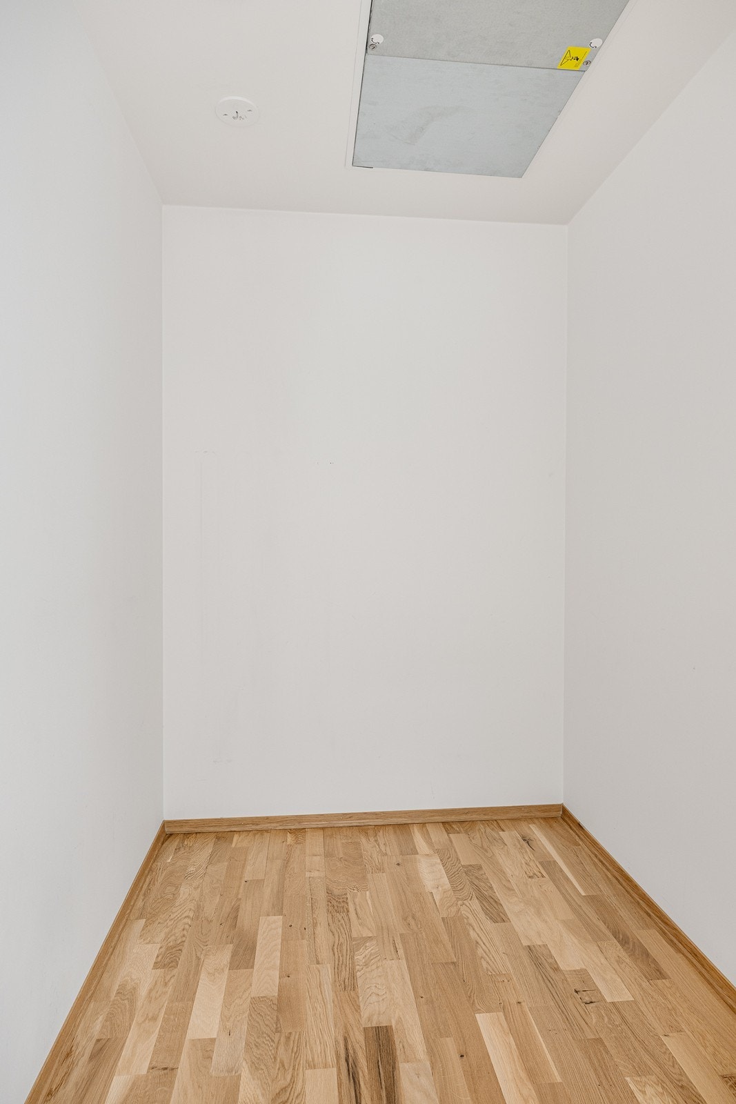 Leiligheten har en innvendig bod (bildet). I tillegg disponeres det en bod i felles kjeller. Galleribilde