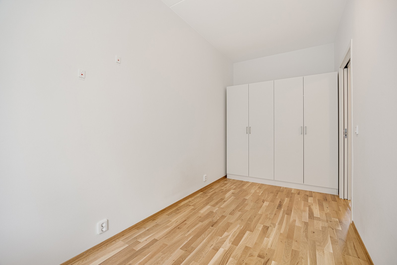 Begge soverommene har garderobeskap. Galleribilde