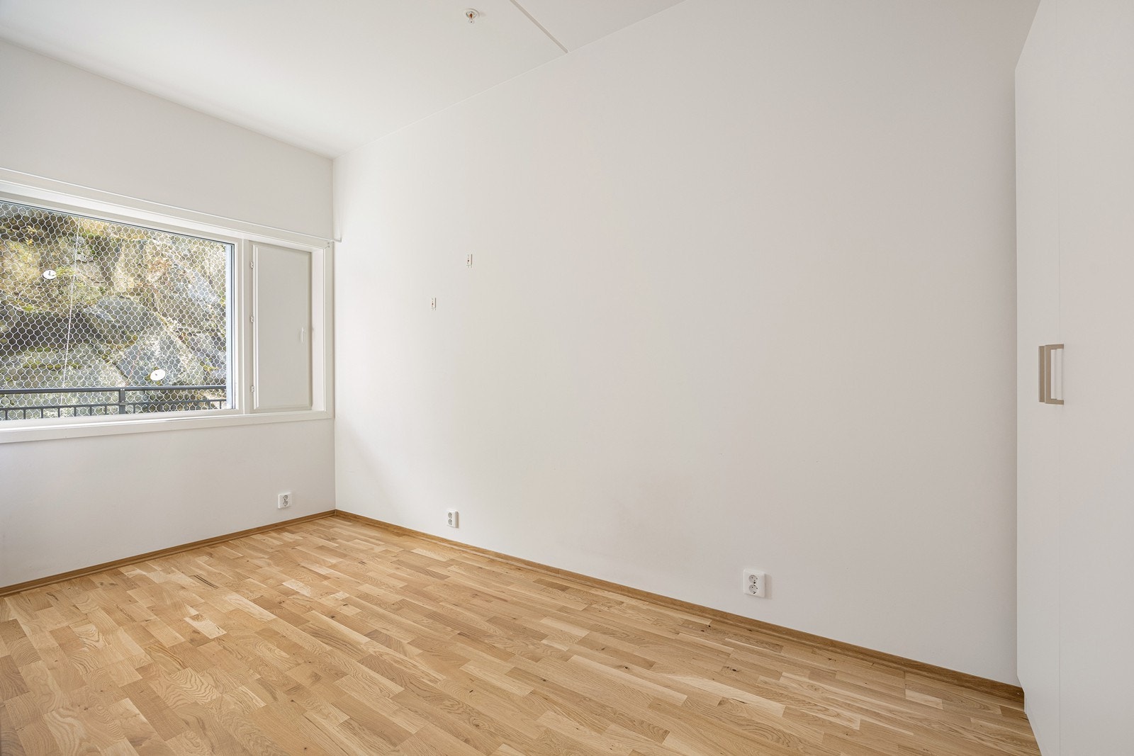 Leiligheten har to pene soverom med vindu ut mot usjenert terreng. Galleribilde