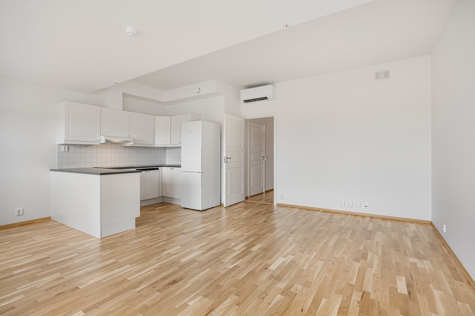Kjøkkeninnredningen har profilerte fronter med benkeskap og overskap. Benkeplatene har laminerte overflater med en nedfelt oppvaskkum og ett-greps kran. Galleribilde