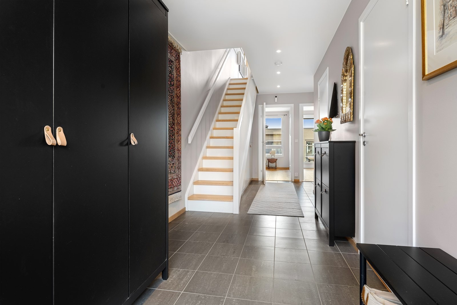 Entréen har mørke fliser på gulvet og behagelig gulvvarme. Galleribilde