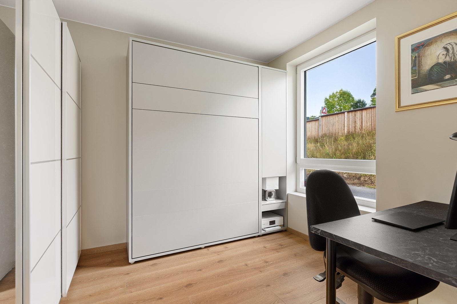 Ett av rommene er innredet med en plassbesparende skapseng som kan felles ned ved behov. Galleribilde