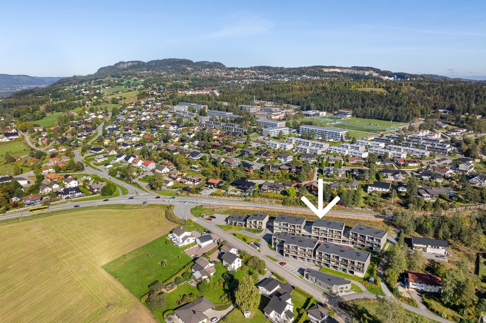 Innen kort rekkevidde finner du både skoler, barnehager, idrettsfasiliteter, legesenter og dagligvarebutikker. Galleribilde