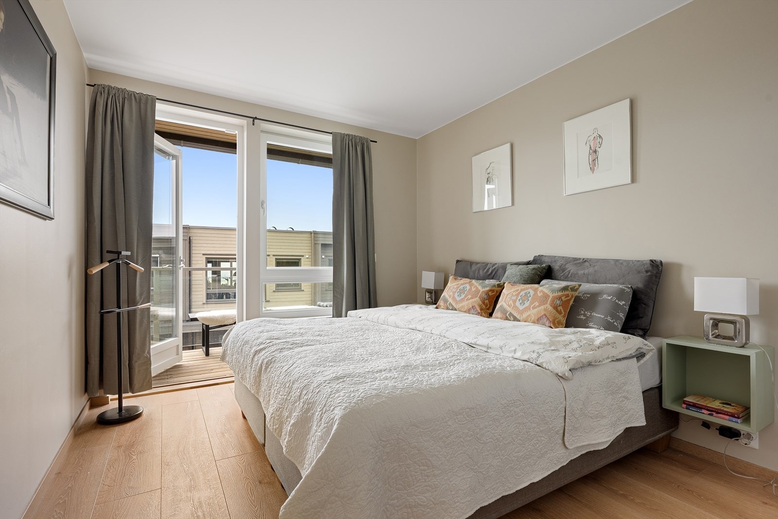 Boligen har tre soverom, alle praktisk plassert i 1. etasje. Fra hovedsoverommet er det utgang til boligens andre balkong. Galleribilde