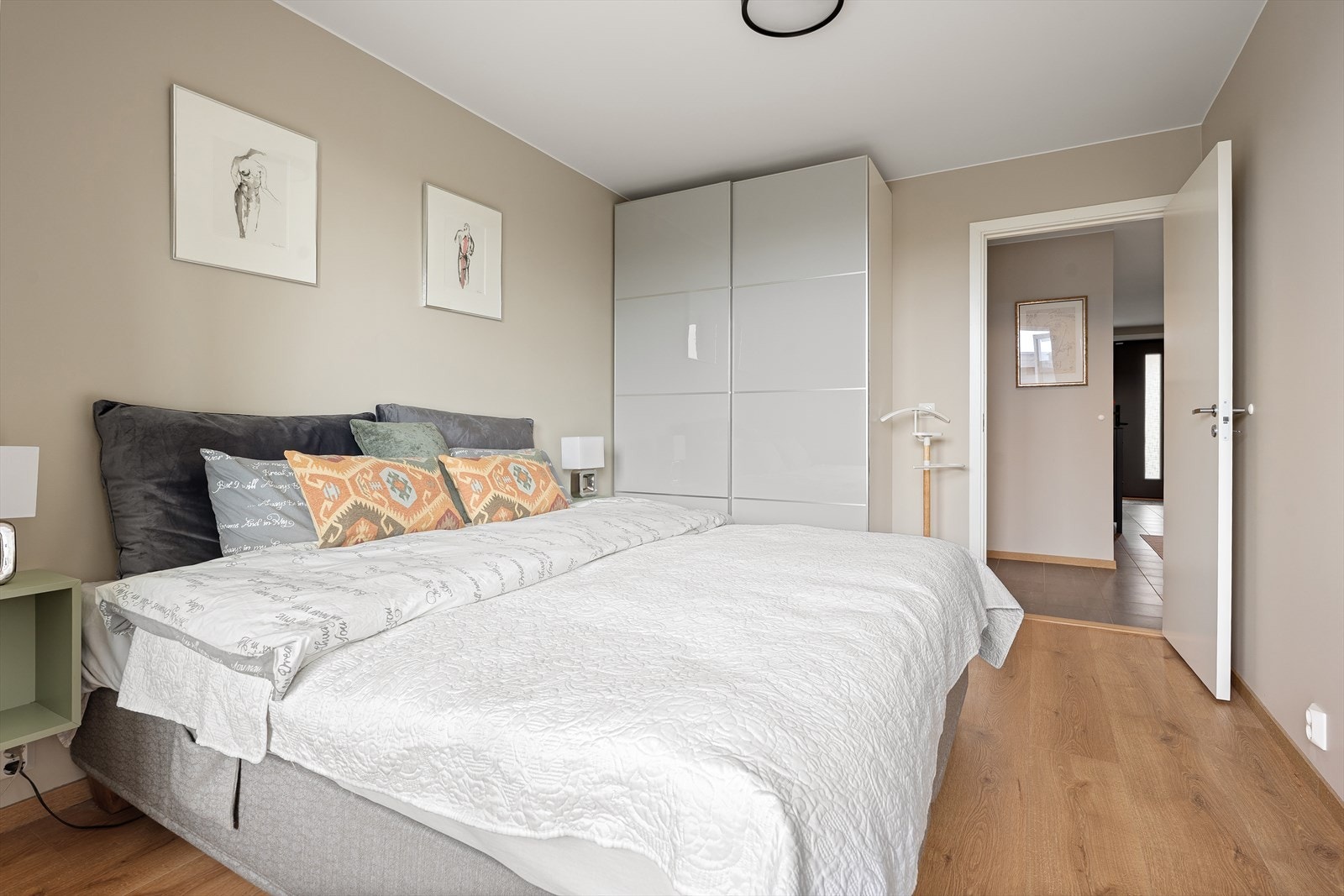 Hovedsoverommet har god plass til dobbeltseng og garderobeskap. Galleribilde