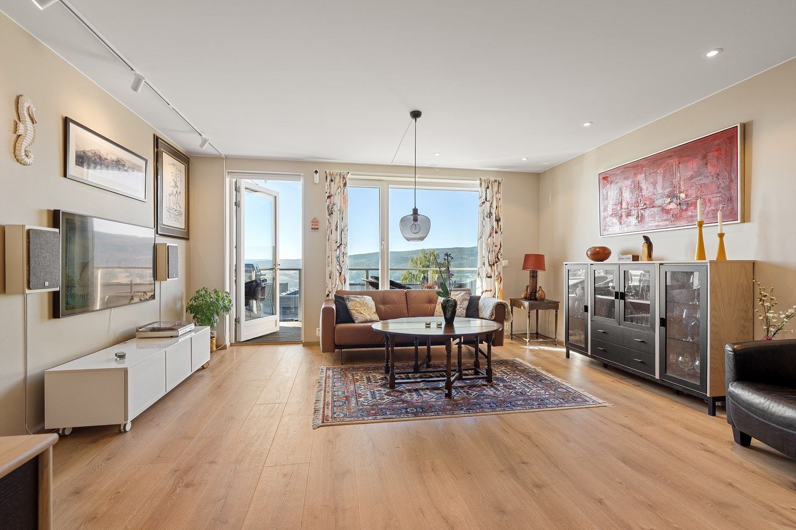 Det er 1-stavs laminatgulv, malte vegger og himling med downlights. Galleribilde