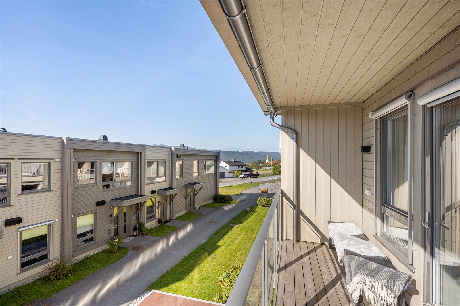 Begge balkongene er utført med impregnerte terrassebord og har moderne glassrekkverk med aluminiumsstolper. Galleribilde