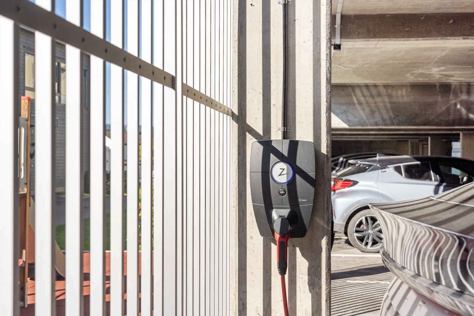 Boligen disponerer to garasjeplasser ved siden av hverandre i felles garasjekjeller. Det er montert én ladestasjon fra Zaptec. Galleribilde