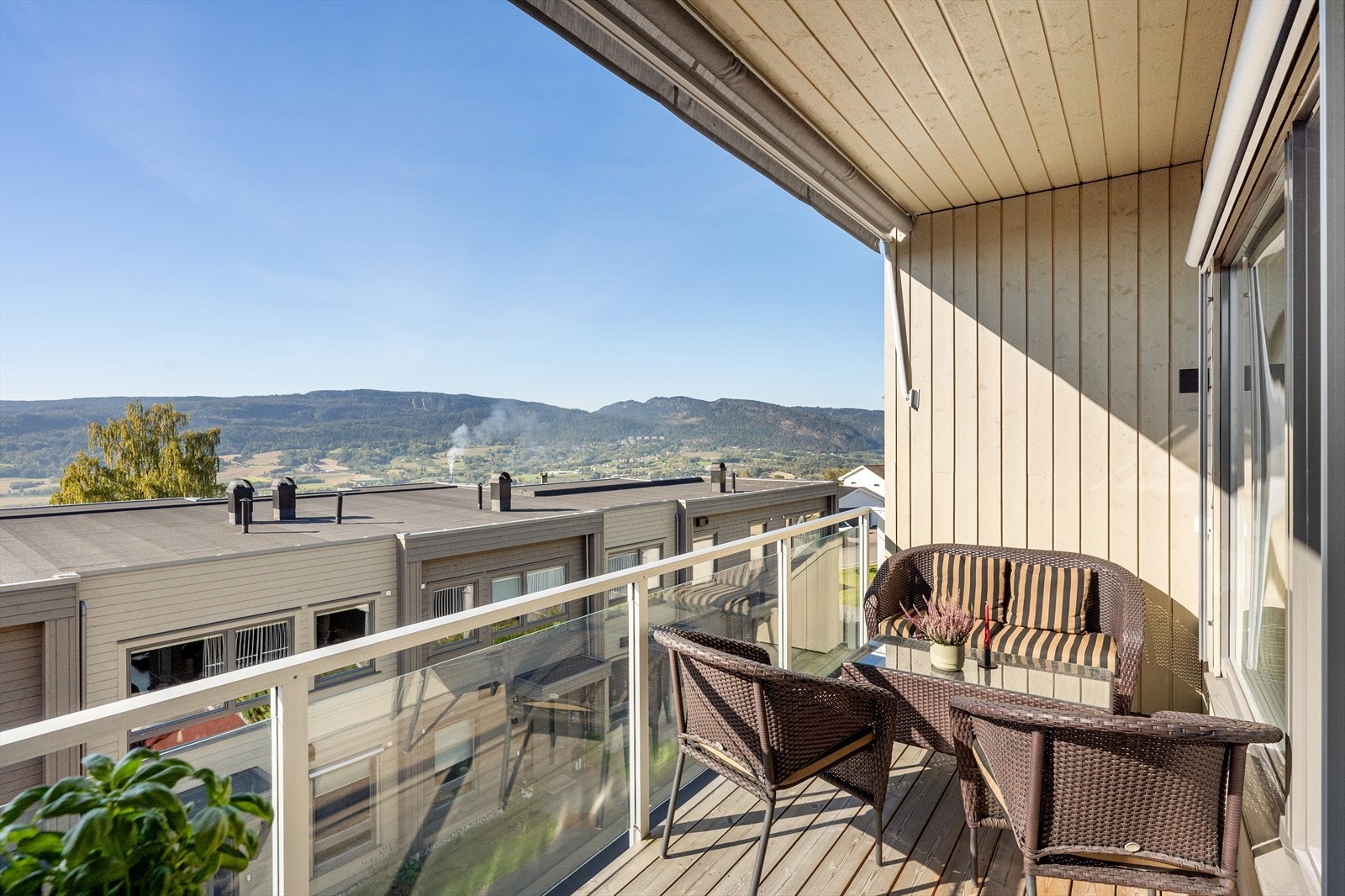 Boligen har to flotte, overbygde balkonger som begge vender mot sørvest. Det er nydelig utsikt mot Lierdalen. Galleribilde