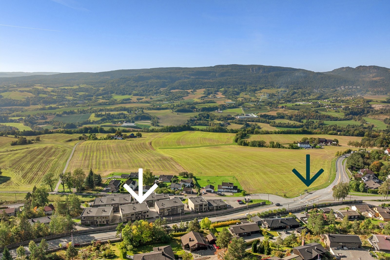 Det er omtrent 220 meter til nærmeste busstopp, med buss 71 som går mellom Drammen og Asker og gir overgang til tog i alle retninger, samt buss 169 som tilbyr rushtidsforbindelse mellom Lierbyen og Oslo. Galleribilde