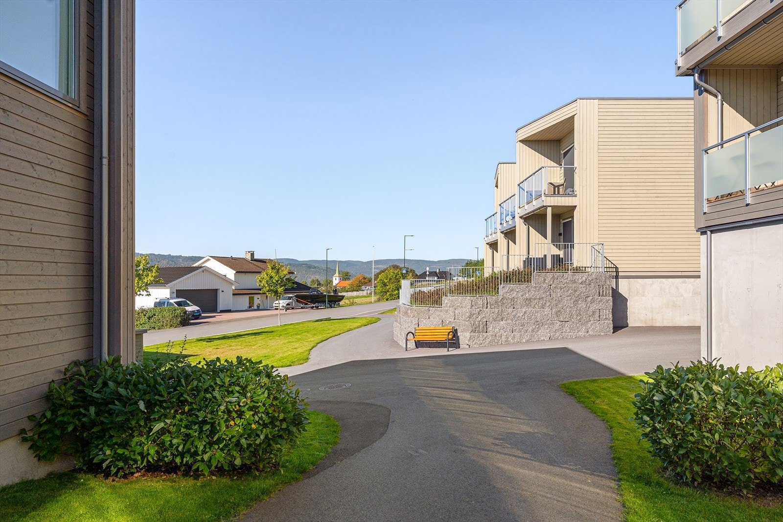 Borettslagets internveier er asfalterte og det er opparbeidet med plen og busker. Galleribilde